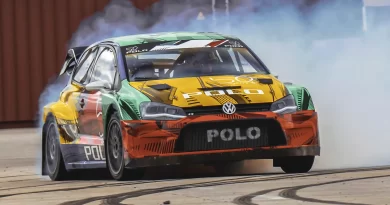 VW celebra 50 anos do Polo queimando borracha VW celebra 50 anos do Polo queimando borracha